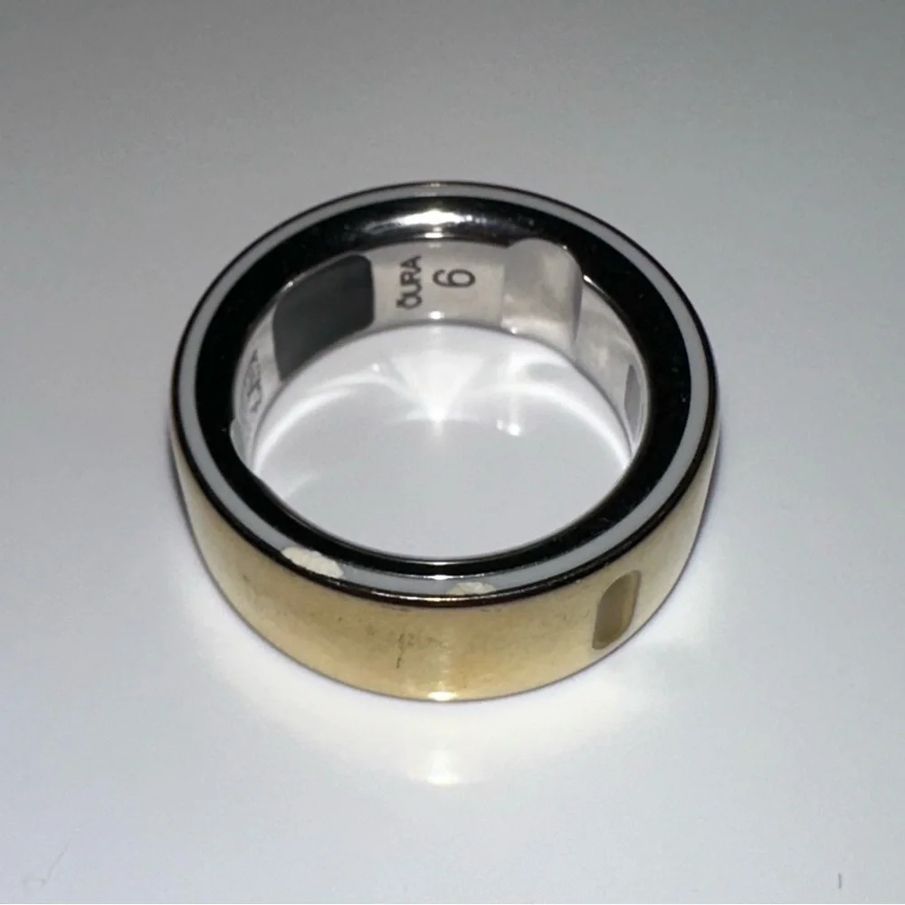 Oura ring 4 gold size 6 w box